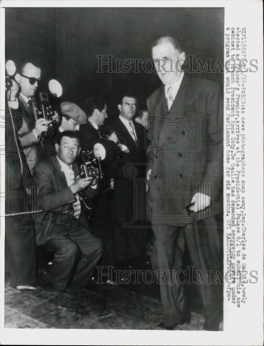 1958 Press Photo Charles de Gaulle passes photographers at Pres. Palace, Paris - Historic Images