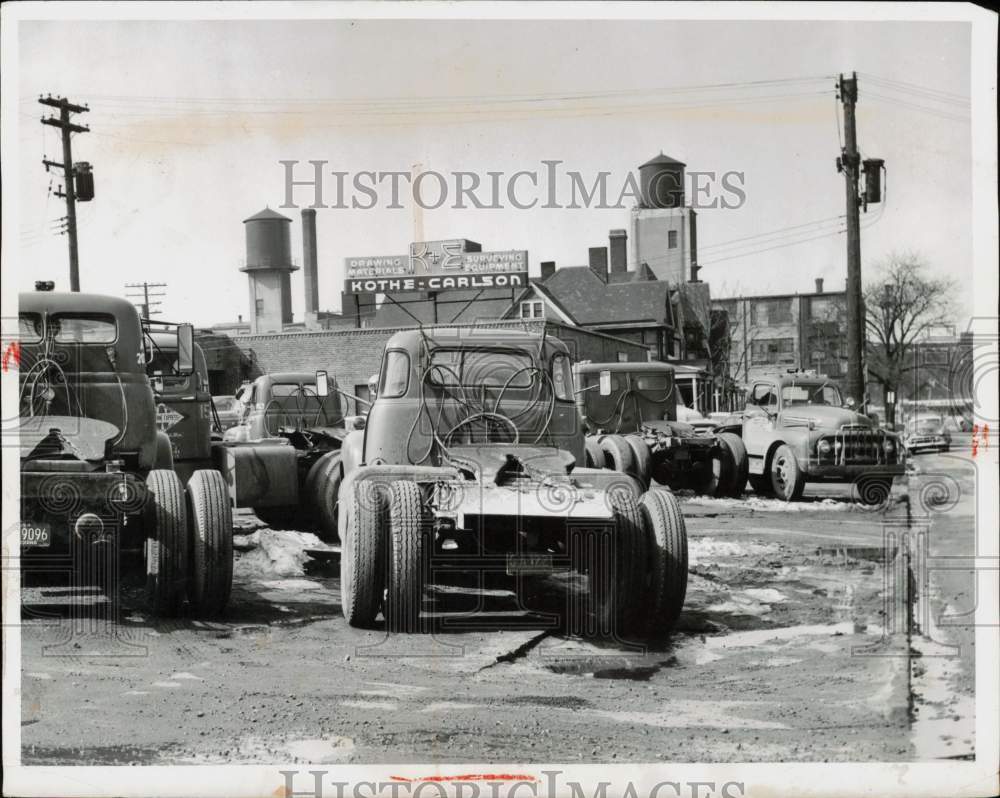 1954 Press Photo Strand Hotel parking lot at East 23rd and Payne, Cleveland OH- Historic Images