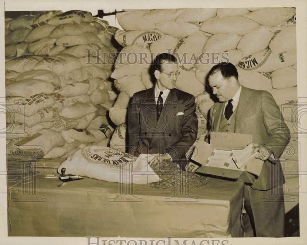 1944 Press Photo M.P. Pfiel &amp; George J. Nealeas checking new ration tokens, Ohio- Historic Images