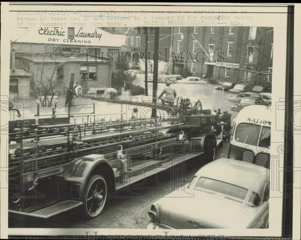 1958 Press Photo Firemen rescue men &amp; women trapped in Electric Laundry, MA- Historic Images