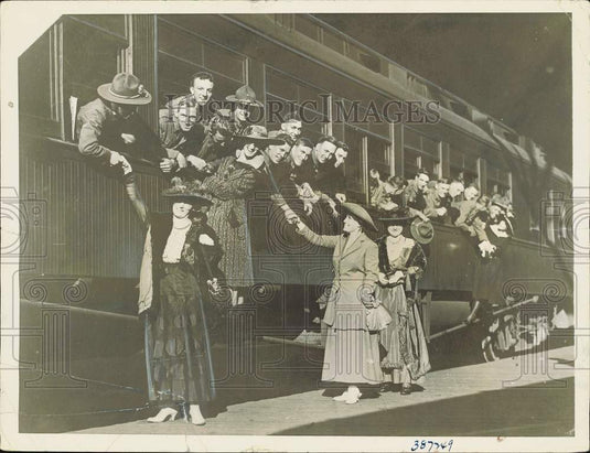 1937 Press Photo Ladies say 