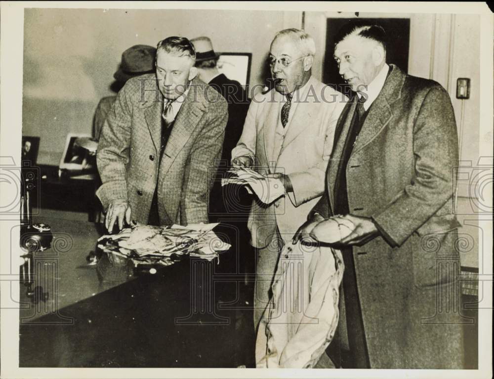 1935 Press Photo Warren Ohio, officials view recovered mail sack of stolen money- Historic Images