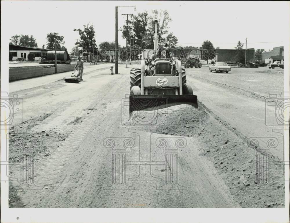 1966 Press Photo Workmen leveling dirt midway on Lake County Fairgrounds- Historic Images