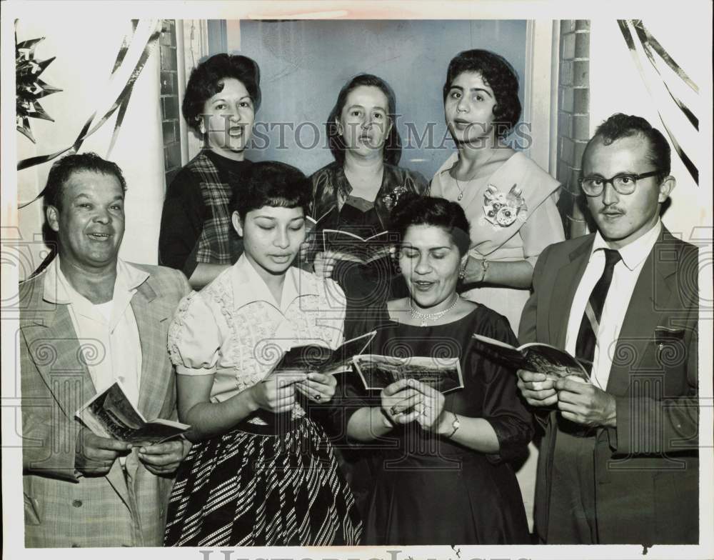 1959 Press Photo Domingo Rodriguez and guests at West Side Community House, Ohio- Historic Images