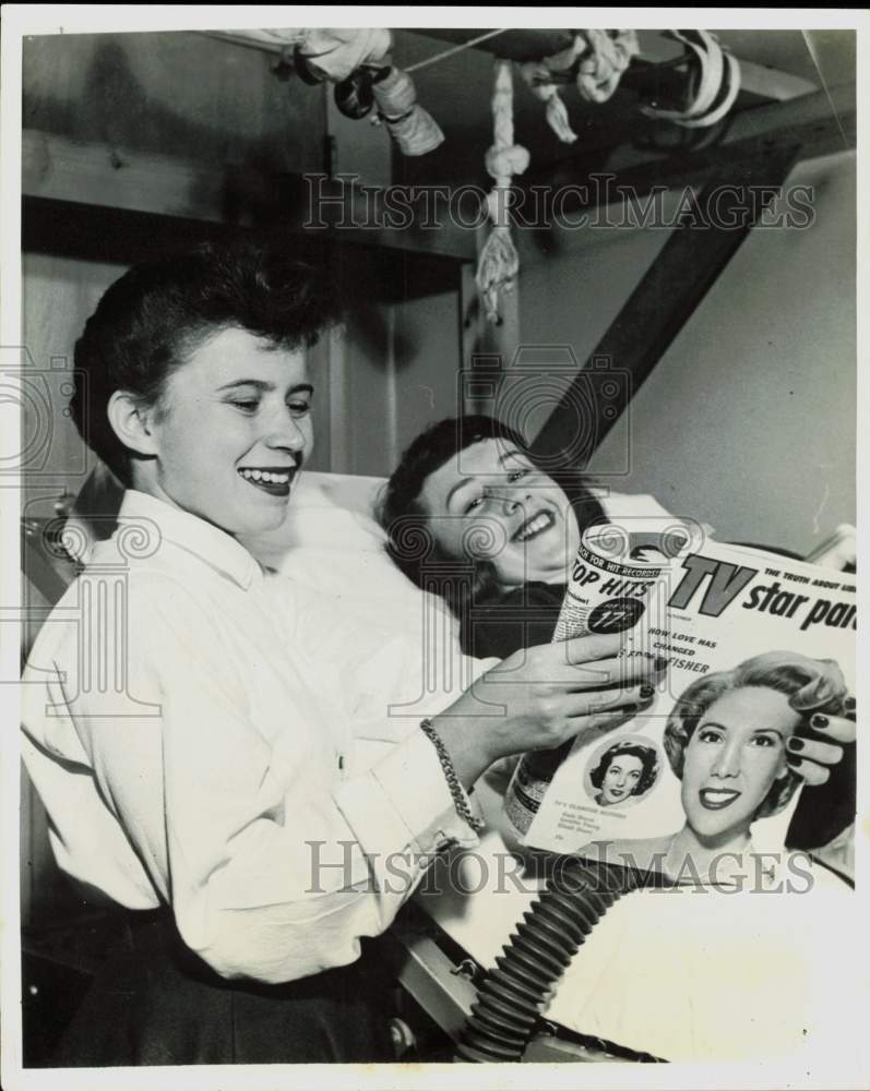 1954 Press Photo Jane Pollack reads to Shirley Griffin at Polio Center in Omaha- Historic Images