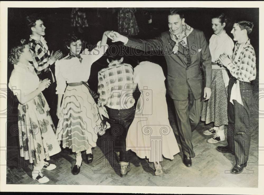 1952 Press Photo Sen. Estes Kefauver square dances at Clay Elementary School, MO- Historic Images