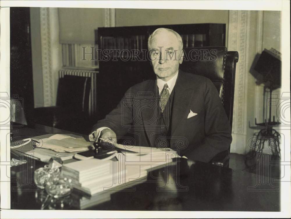 1933 Press Photo New Secretary of State Cordell Hull works in his office- Historic Images