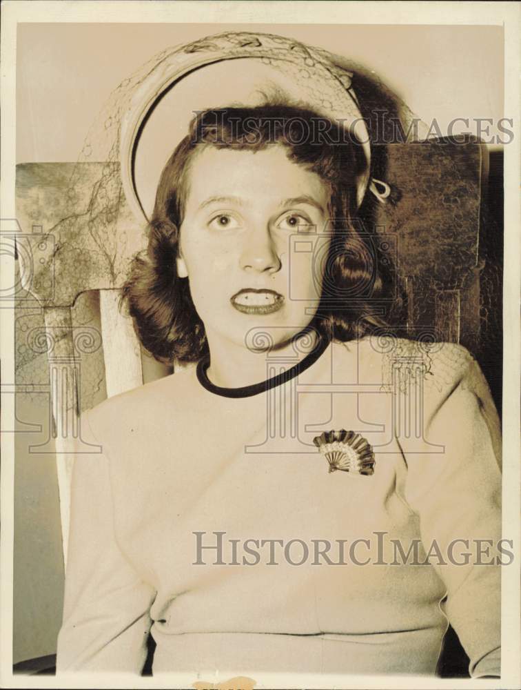 1943 Press Photo Muriel Godar, center of annulment case due to young age- Historic Images