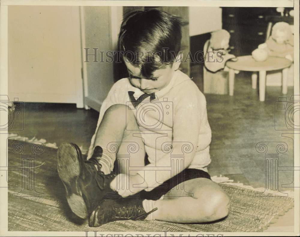 1937 Press Photo Louis Grace puts on his shoes at Fordham University study group- Historic Images