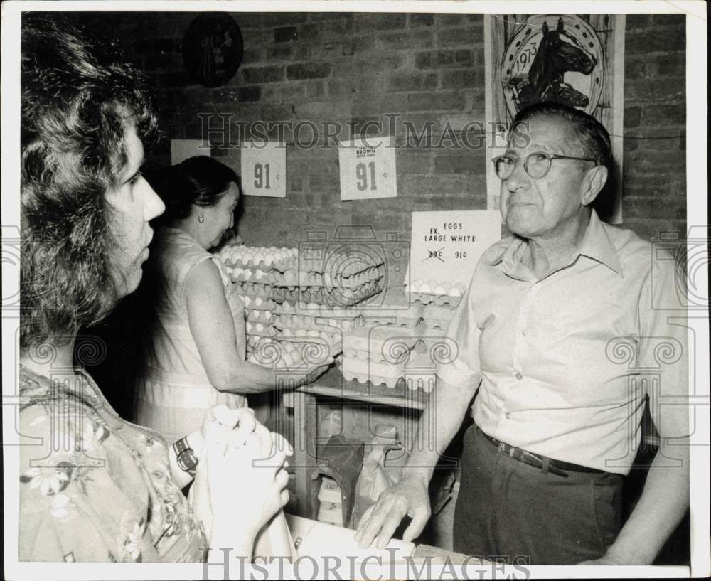 1973 Press Photo Sal Cangelosi raises egg prices after price freeze in New York- Historic Images