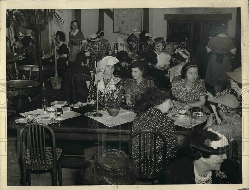 1940 Press Photo Red Cross volunteers meeting-Historic Images