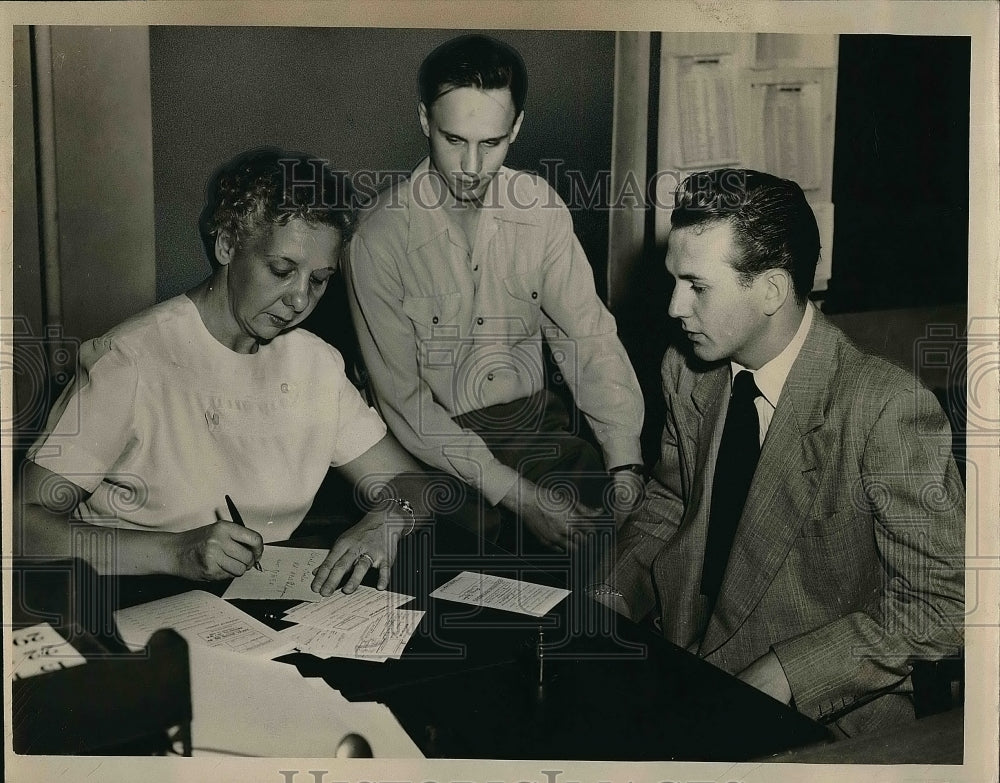 1950 Press Photo Quick check on draft status made by Daniel Sielski. - Historic Images