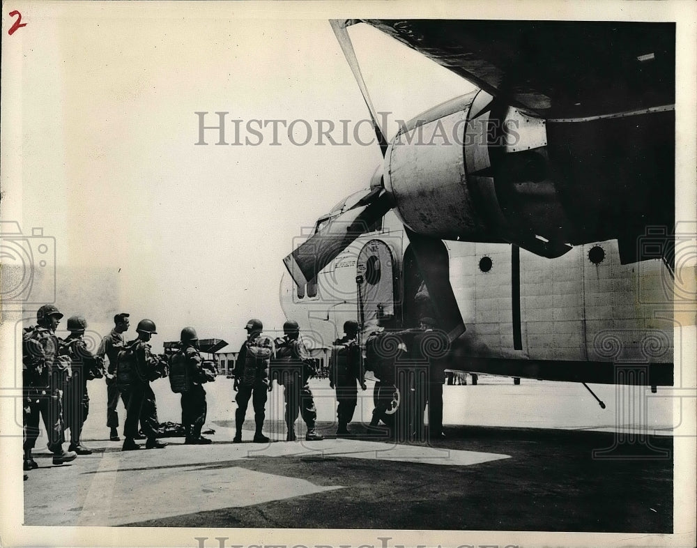 1954 Press Photo US Army men preparing to board a US Transport plane - Historic Images