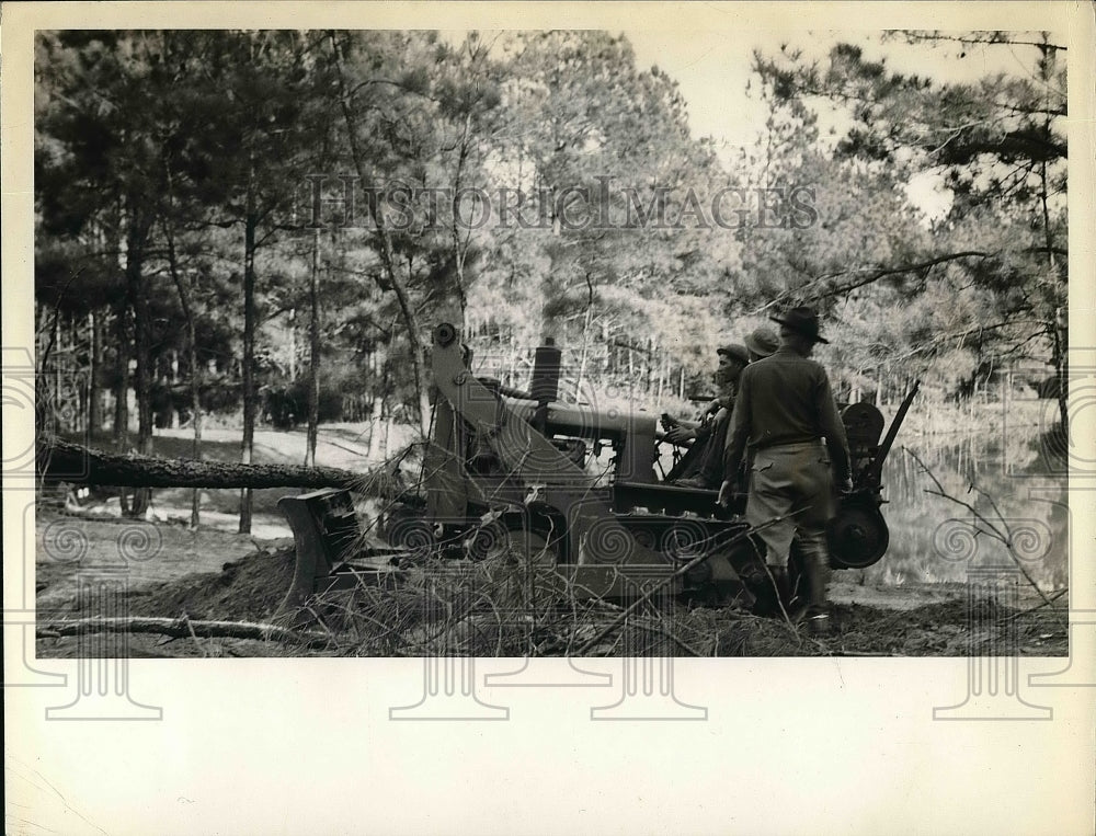 1940 Press Photo Military men clear an area in jungle-Historic Images