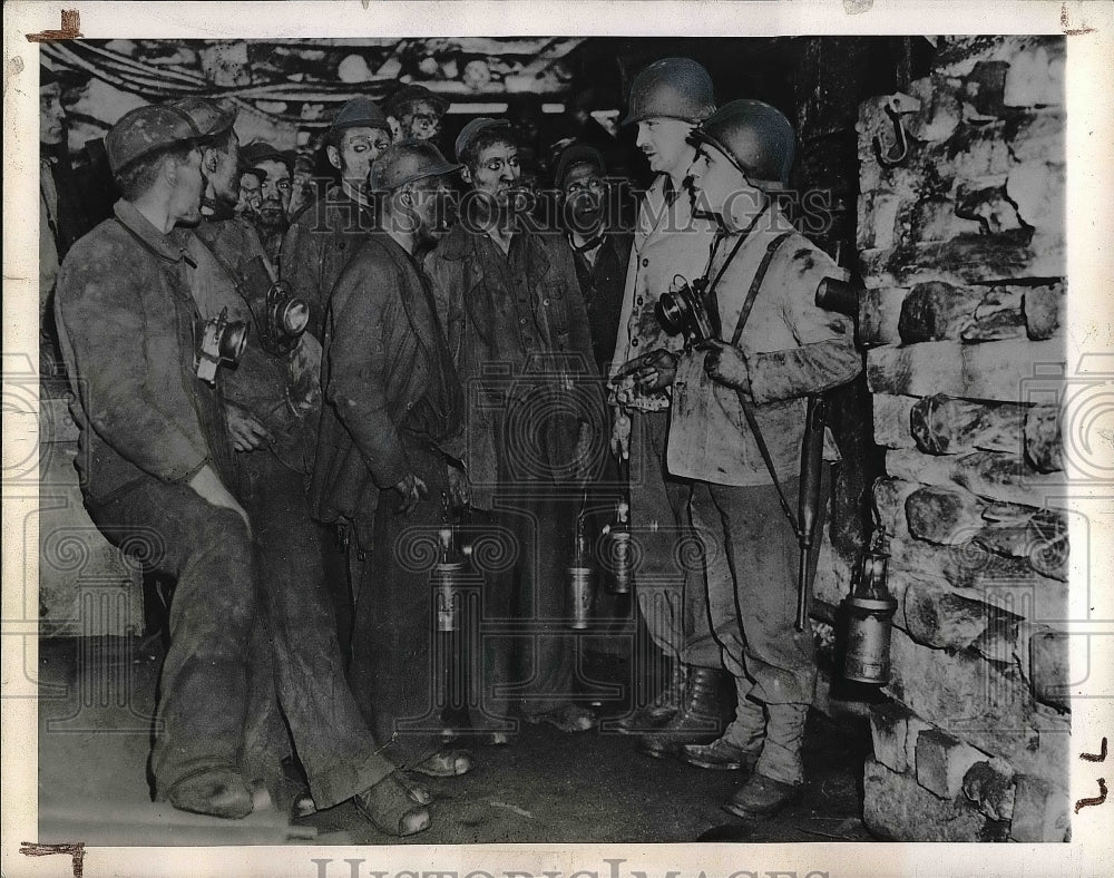 1944 Press Photo Pvt. Harry Levitan give instruction to German Coal Miners.-Historic Images