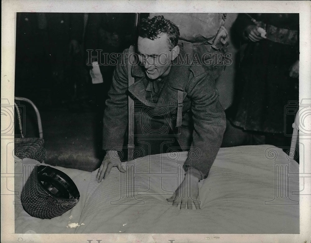 1944 Press Photo Pfc Gerand Robert in France 1 month afterD-Day-Historic Images