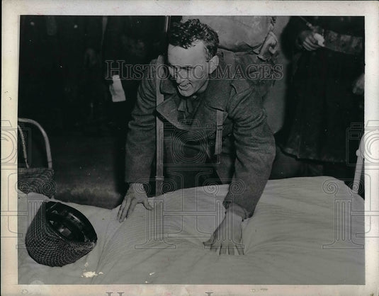 1944 Press Photo Pfc Gerand Robert in France 1 month afterD-Day-Historic Images