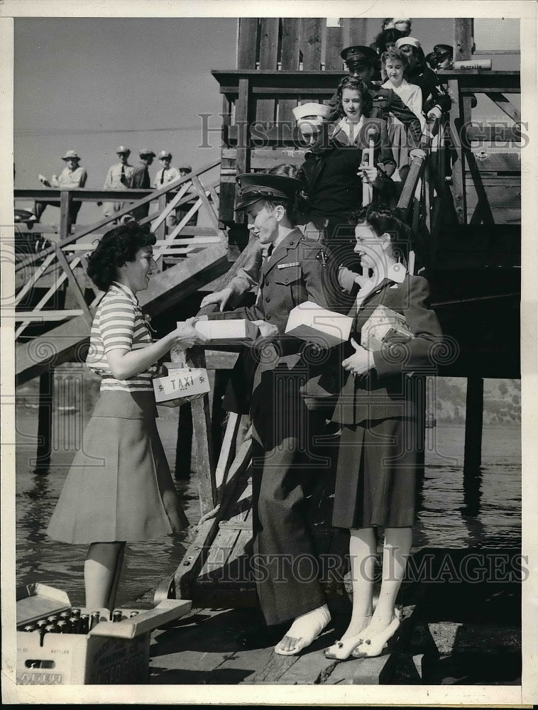 1943 Press Photo US Wounded Service Men dock to go abroad fishing boats.-Historic Images