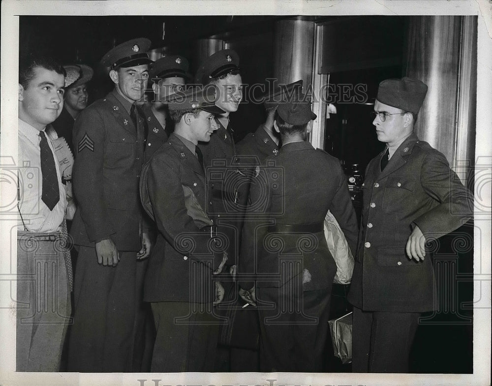 1941 Press Photo Strike stranded military in D,C wait for bus to Ft Meade - Historic Images