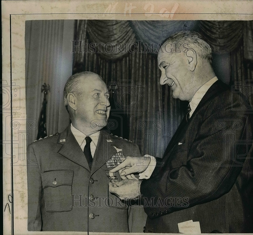 1964 Press Photo Pres.Johnson pinned Service Medal to Gen.Thomas S.Power.-Historic Images