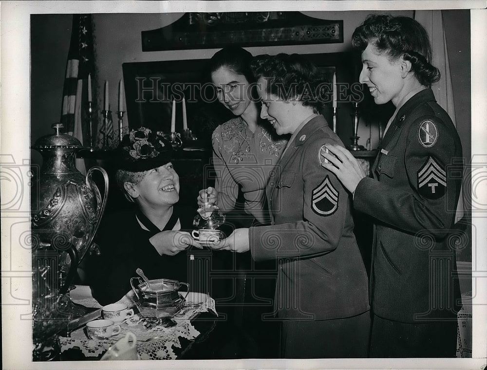 1944 Mrs JH Doolittle,Mrs Patterson,Sgts Wiselogel,Hocks - Historic Images