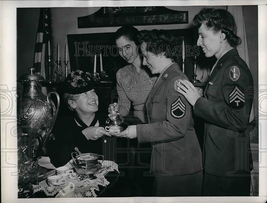 1944 Mrs JH Doolittle,Mrs Patterson,Sgts Wiselogel,Hocks - Historic Images