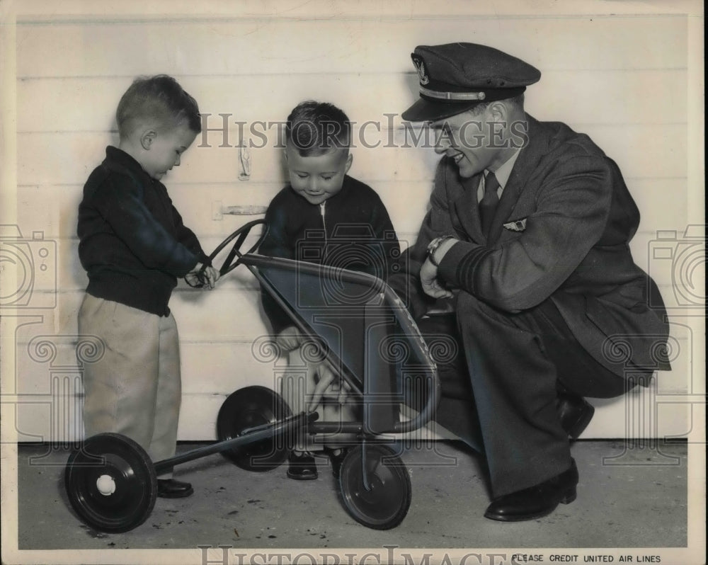 1950 Press Photo Airline pilot Capt L.I. Powell &amp; sons Bradley &amp; Rex - Historic Images