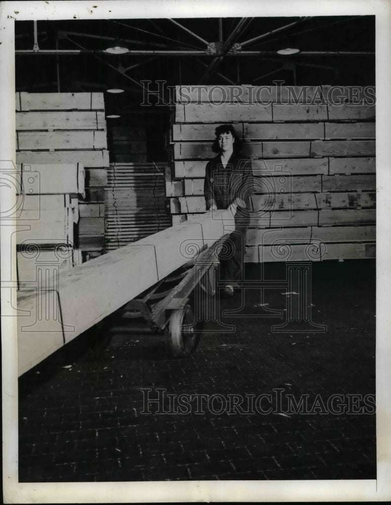 1943 Press Photo Woman Worker at Boeing Aircraft Comp. in Seattle Washington. - Historic Images