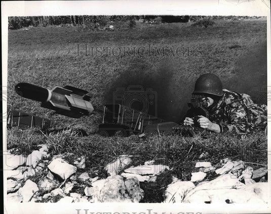1970 Press Photo A Bantam anti tank rocket & Swiss infantrymen in Zurich demo. - Historic Images