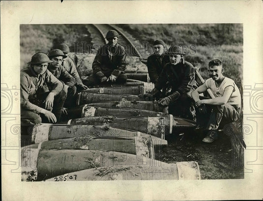 1930 Press Photo US soldiers & bomb munitions - Historic Images