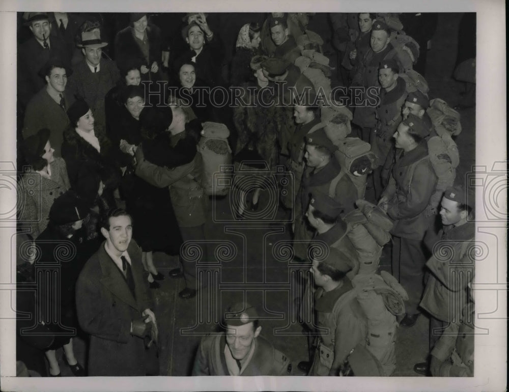 1941 NYC relatives bid goodbye to US soldiers headed to Camp Meade - Historic Images