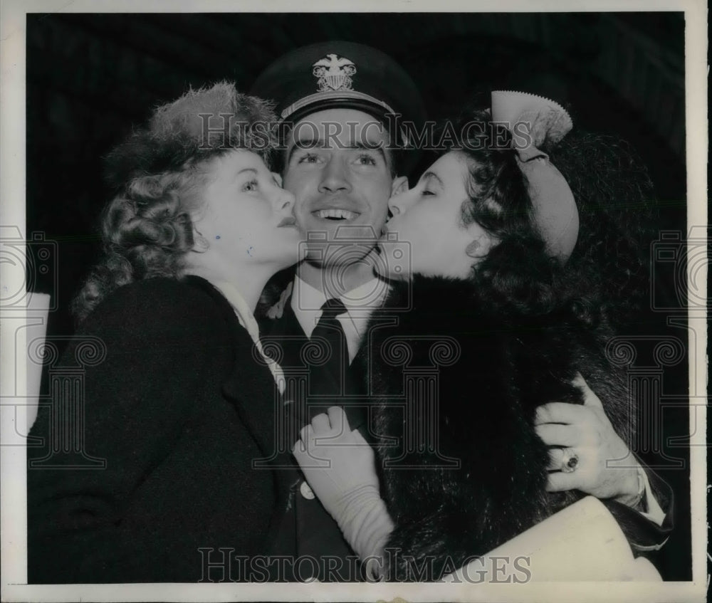 1941 Press Photo Ensign Marvin Lee get a kiss after graduating from Naval School - Historic Images