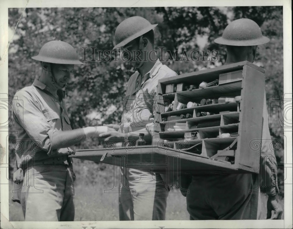 1941 Prescott, Ark, Pvt OEE Lemick,Pvt AW Parham &amp; first aid kit - Historic Images