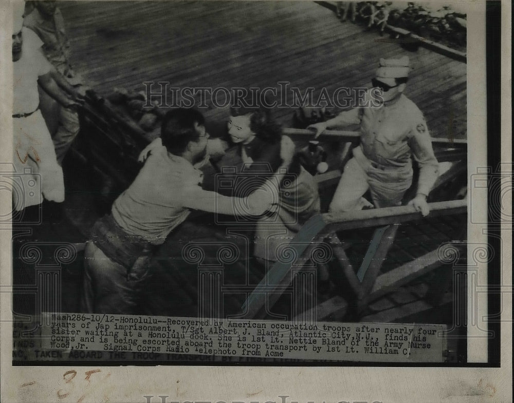 1945 Press Photo T/Sgt AJ Bland welcomed by family after years Japanese POW camp-Historic Images