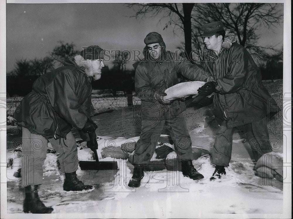 1953 Soldiers of Battery stationed in Chicago lake front shovel snow - Historic Images