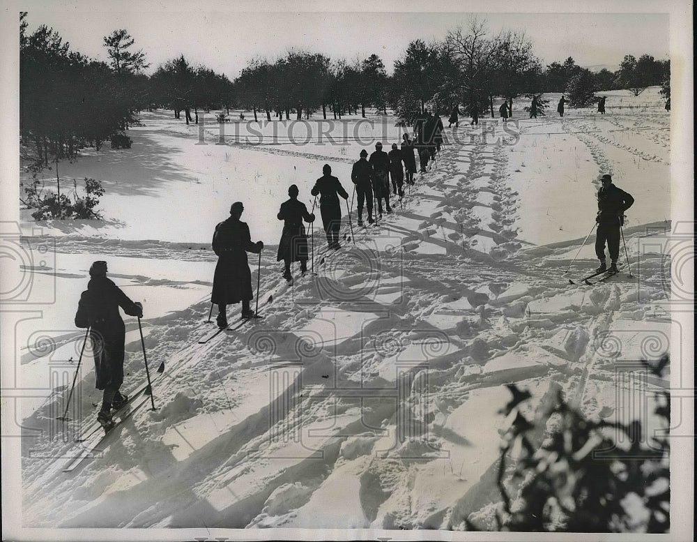 1941 American Soldiers winter training at Camp Mccoy, Wisconsin. - Historic Images