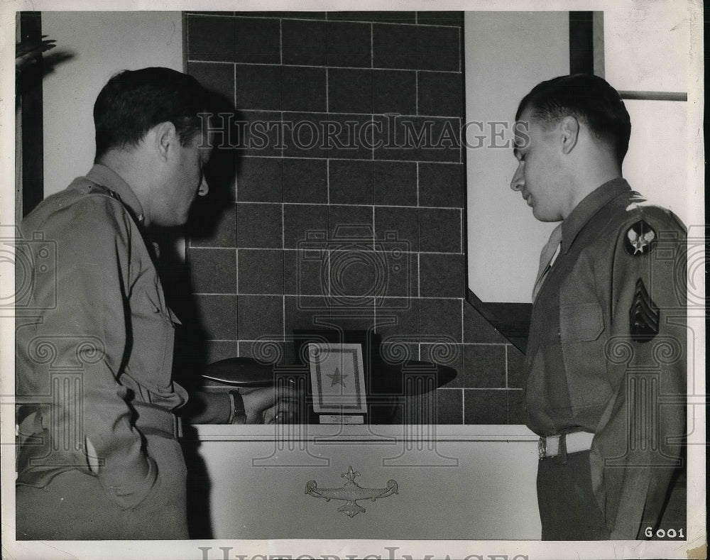 1943 Press Photo Sgt Frances Burian, Maj Walford Gurinsky &amp; service flag - Historic Images