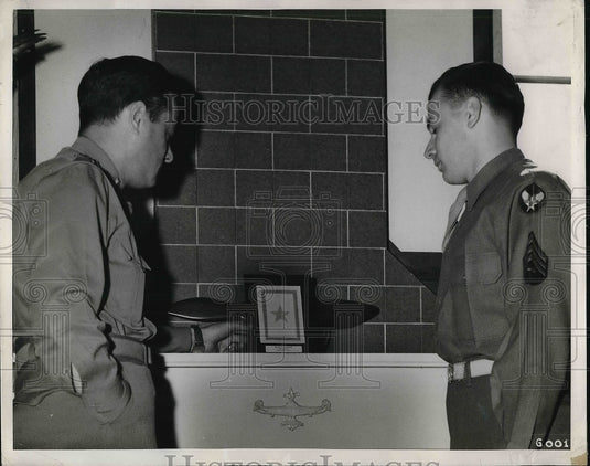 1943 Press Photo Sgt Frances Burian, Maj Walford Gurinsky & service flag - Historic Images