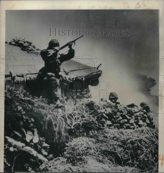 US Army soldier somewhere in a war zone - Historic Images
