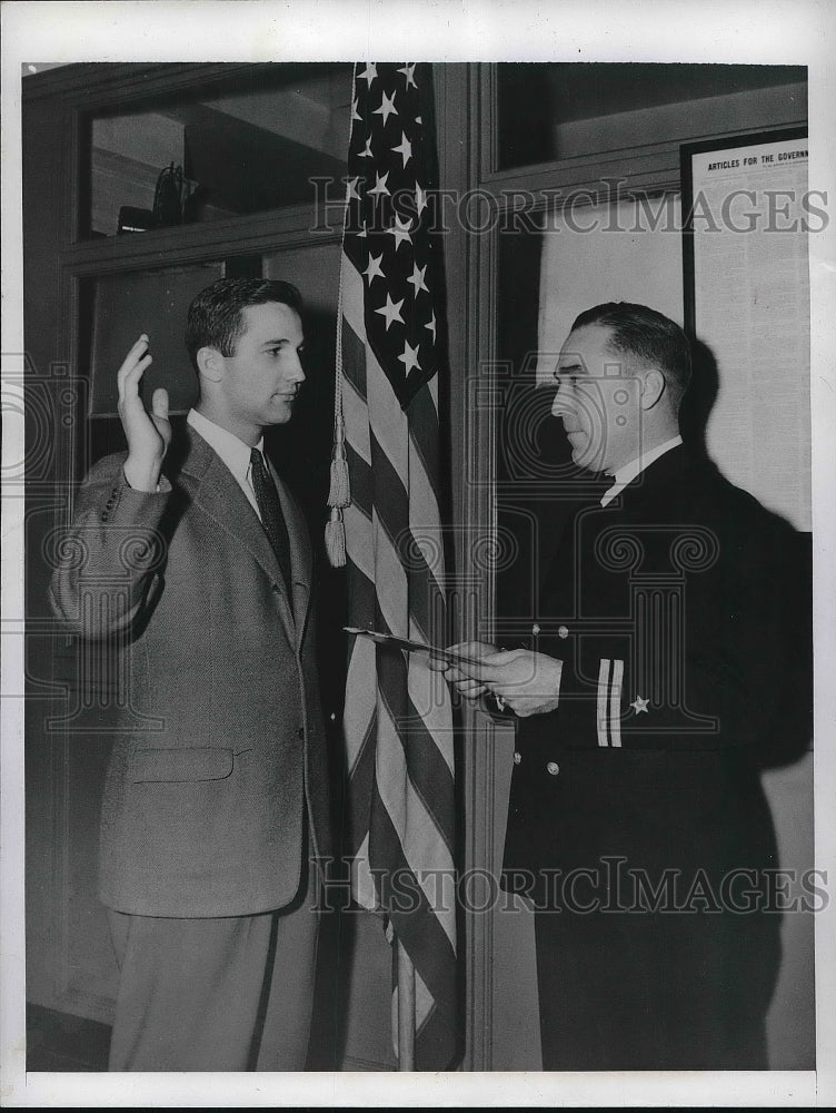 1944 Press Photo Wayne E Harding sworn in as cadet by Lt HM Darby USNR - Historic Images