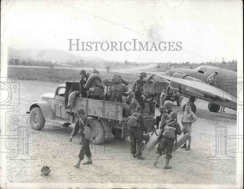 1943 Press Photo American Infantrymen landing on Port Morsby to begin their-Historic Images