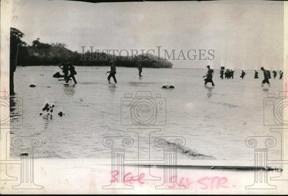 1942 U.S. Soldiers walked at the shores. - Historic Images