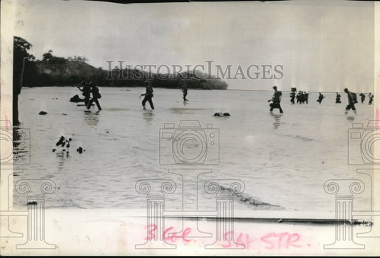 1942 U.S. Soldiers walked at the shores. - Historic Images