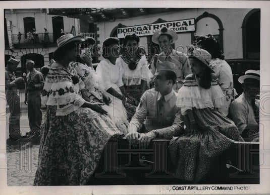 1945 Press Photo The Yanks aboard an open touring sedan pass through from battle-Historic Images