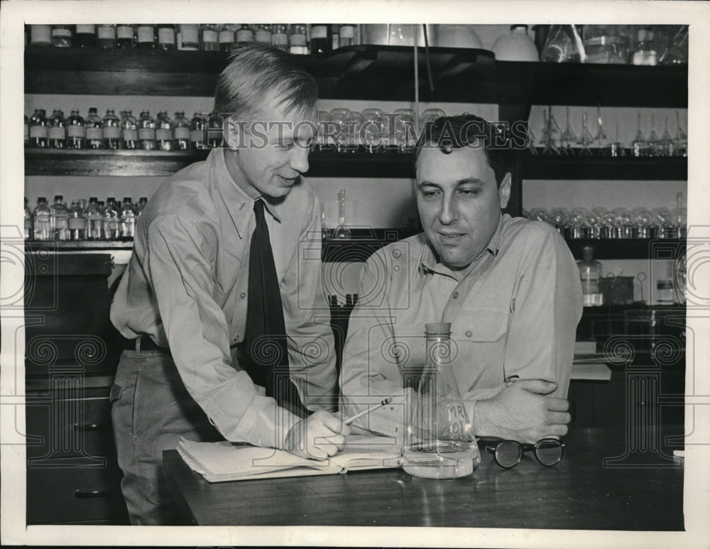 1945 Press Photo Naval officers Lt. Leo Jaohowski, Jr. &amp; Lt. Micheal Pijoan - Historic Images