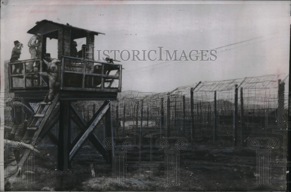 1953 Press Photo American personnel & newsmen inspect tower outside POW Compound-Historic Images