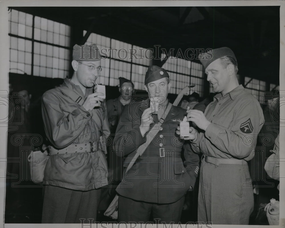 1945 Press Photo Sgt. E. Harold Frankel, Lt. Col. John B. Gegan and T/3 John-Historic Images