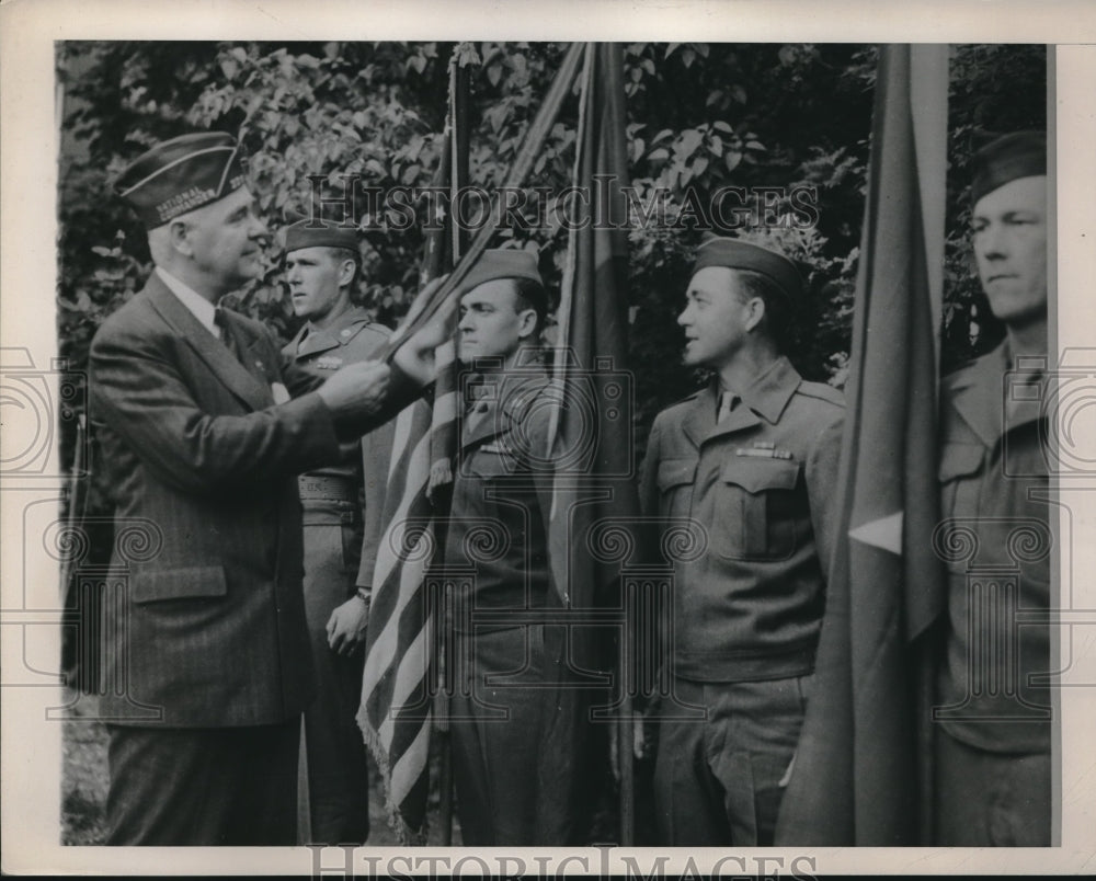 1945 U.S. Army officer reviewed Soldiers. - Historic Images