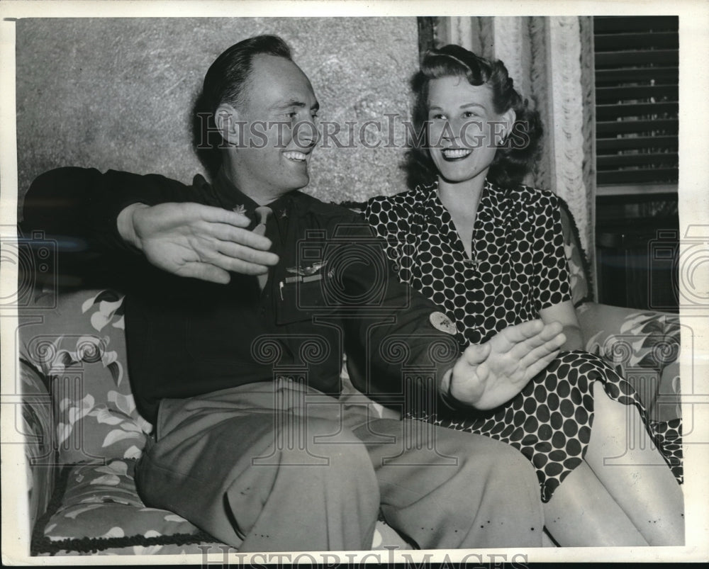 1943 U.S. Ace in Africa Maj. Lyman Middleditch Jr. with his wife. - Historic Images