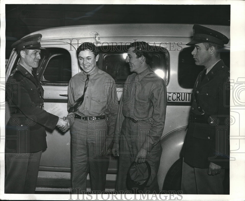 1941 Press Photo Twins Robert and Wesley Herkimer enlisted at Canton recruiting - Historic Images